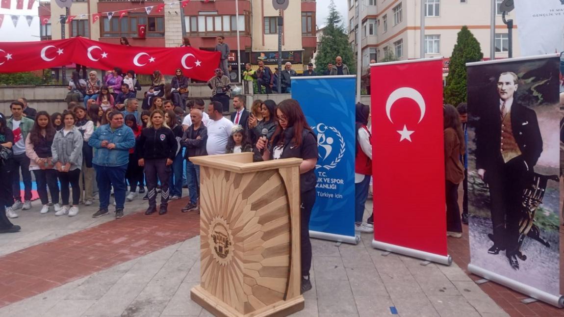İlçe Birincisi Öğrencimiz Nuray CEBECİ 19 Mayıs Atatürk'ü Anma ve Gençlik ve Spor Bayramı Kutlama Töreninde...
